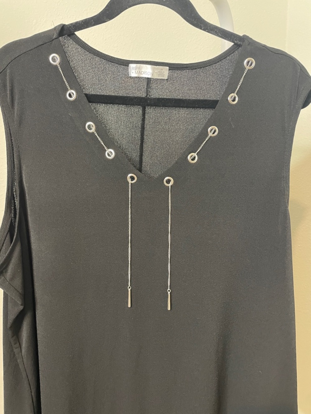 89th & Madison Black V-Neck Sleeveless Blouse with Grommet Chain Detail - Picture 4 of 5